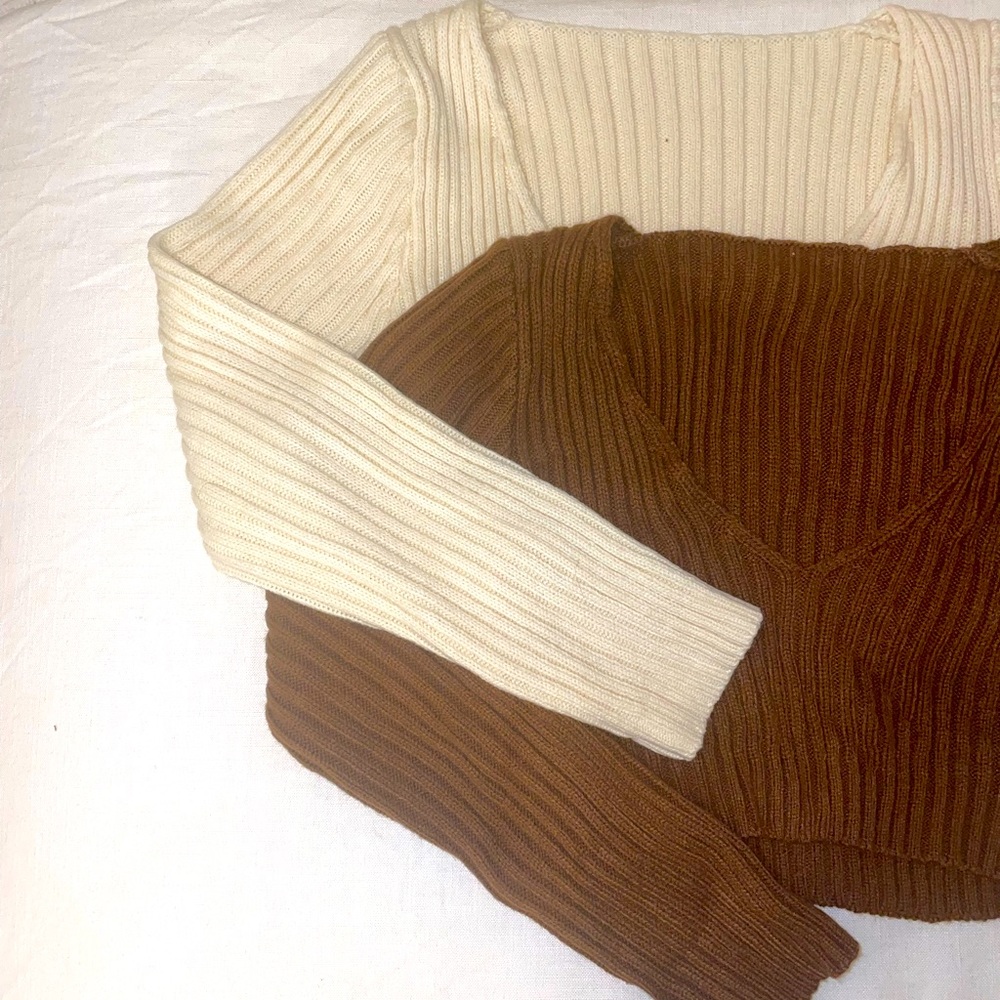 2 knit cropped long sleeve shirts size S